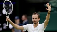 Медведев срази Зверев за финал в Хале
