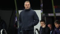 Барса трепери за головата си машина