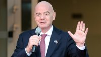 Джани Инфантино се чуди как да оцелее начело на ФИФА, обеща пари на Африка