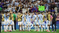 Меси едва не закопа Аржентина, дузпи спасиха световния шампион