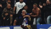 85-годишен фен на Левски с бастун впечатли света + ВИДЕО
