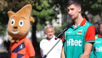 Капитанът на националите се сгоди за екзотична красавица + СНИМКИ