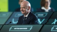 Момче за всичко: Босът на ФИФА ще сервира храни и напитки на Мондиал 2026