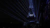 Айфеловата кула светва в цветовете на ПСЖ