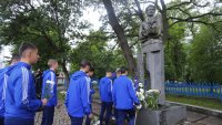 Левски почита Гунди утре