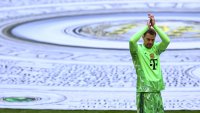 Нойер виси за финала за Купата 