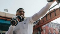 Завръщането на Антъни Джошуа на ринга се отлага заради операция на лакътя