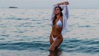 Секси мацката на Везенков се показа от басейна + СНИМКИ