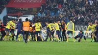 След чутовния скандал с нападнати играчи: Фенербахче се оттегля от Суперлигага