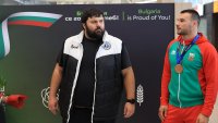 Бронзовият Милов се закани:  Искам да отида и да ги смажа
