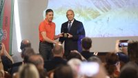 Румен Радев удостои с Почетния знак на президента участниците в експедицията "Еверест 84"