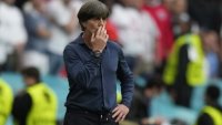 Той направи Германия световен шампион, а сега отново сяда на пейката