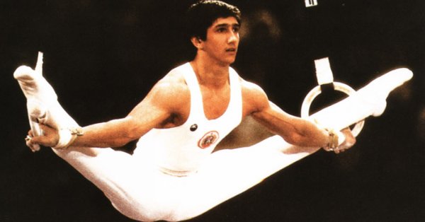 Стоян Делчев е български състезател по спортна гимнастика. Роден е