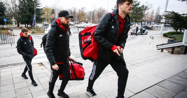 В негово отсъствие се очаква Греъм Кери да сложи капитанската