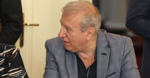 Политикът Александър Томов отново напира за акциите на ЦСКА информира