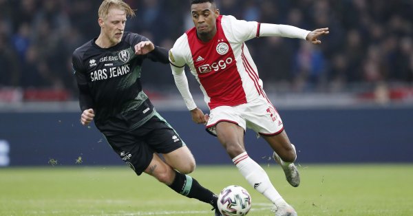 Гравенберх е възпитаник на Аякс за който играе от 2018