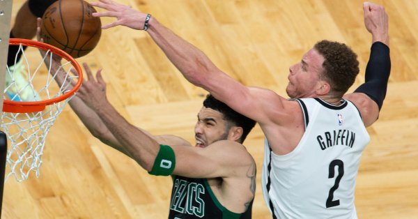 Джейсън Тейтъм отново излезе на сцената и наниза 50 точки