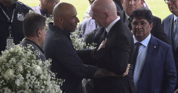 През следващите 24 часа феновете на иконата на бразилския футбол