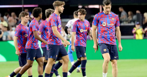 Тази сутрин той влезе първо при играчите после мина през