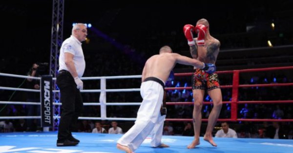 Двамата бойци тръгнаха много агресивно и изобщо не се проучваха