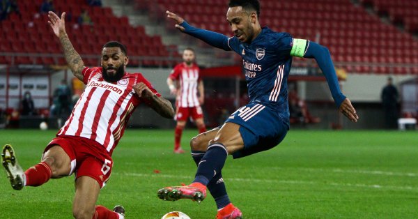 Арсенал тресна с 3 1 Олимпиакос в Гърция в първа среща