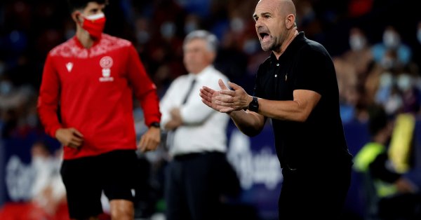 Испанският Леванте освободи треньора Пако Лопес след като тимът загуби