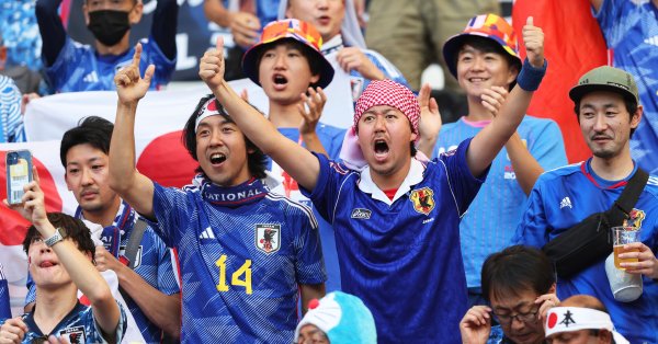 Японски фенове дойдоха на мача със сини чували за боклук