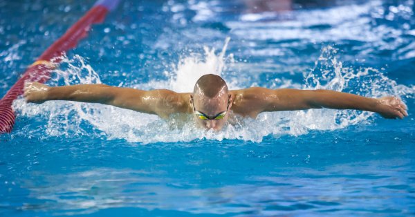 С изключителен рекорд Антъни Иванов записа полуфинал за българското плуване