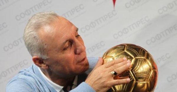 Най успелият български футболист за всички времена Христо Стоичков поздрави отбора на