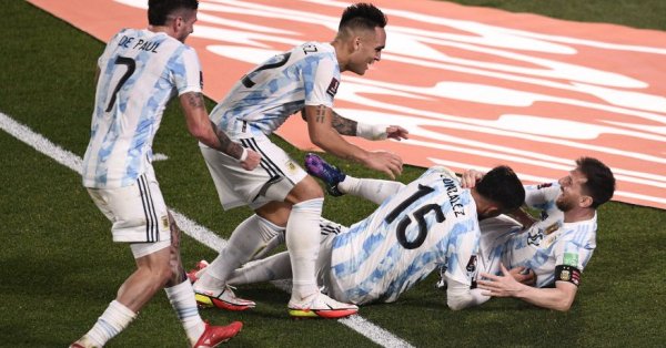 Отборът на Аржентина победи Уругвай с 3:0 в мач световните