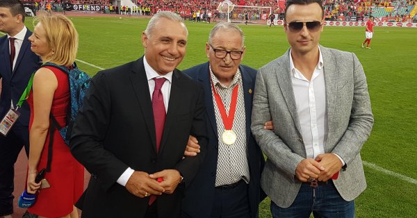 Христо Стоичков ще получи златен медал като носител на Купата