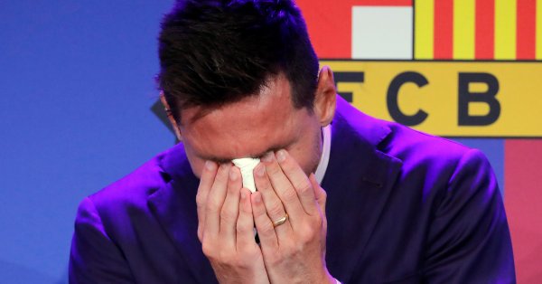 Предлага се хартиената салфетка която футболистът Лионел Меси бършеше сълзите
