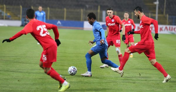 Напусналият Левски футболист Насиру Мохамед е решен да даде клуба