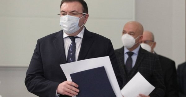 Министърът на здравеопазването в оставка проф Костадин Ангелов и главният