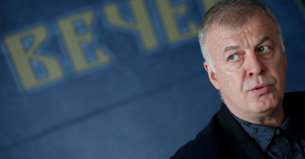 Вместо логото на букмейкърската компания която издържа финансово клуба от