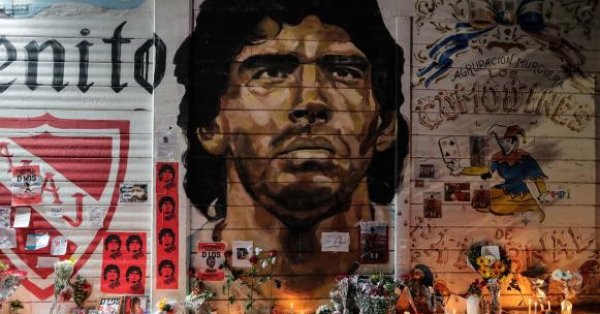Артисти създадоха шедьоври в памет на Марадона