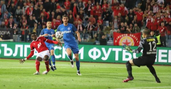 Нападателят на ЦСКА Бисмарк Чарлс е бил предложен на Локомотив