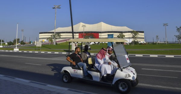 Жителите на Катар, включително мигрантските работници, чието третиране е източник