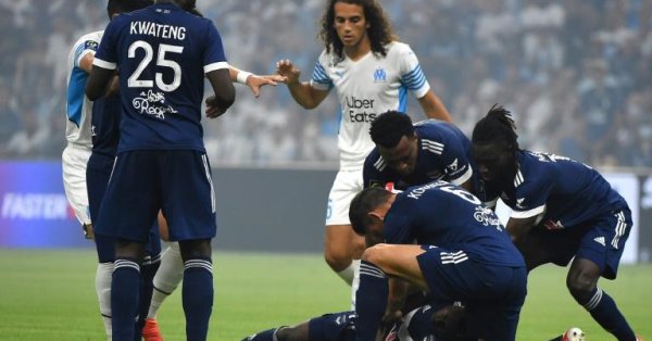 Футболистът на Бордо Самуел Калу припадна по време на снощното