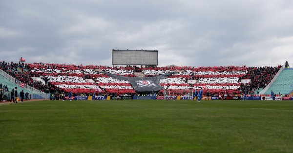 Дълга опашка от фенове на ЦСКА чакащи да закупят своите билети