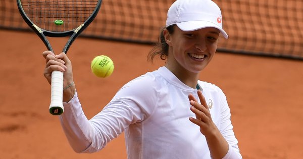 19 годишната тенисистка от Варшава започна мача устремно и набързо поведе
