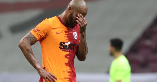 С голям скандал започна турското първенство В мача от първи