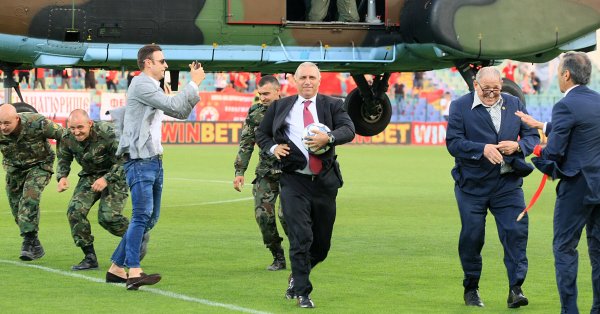 Най-успешният български футболист в историята Христо Стоичков надъха ЦСКА преди