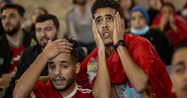 В Париж булевард Шан з Елизе не се превърна снощи в място