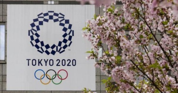 Двама чуждестранни спортисти живеещи в олимпийското село в Токио са