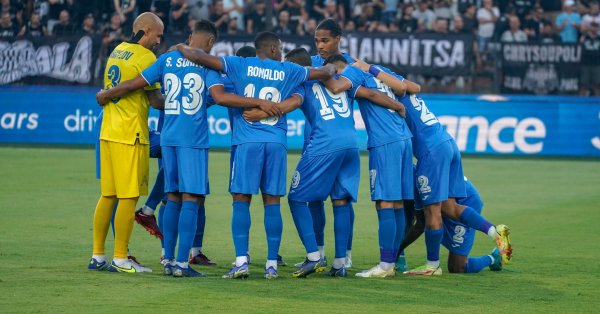 За разлика от него Илиян Стефанов тренира наравно с основната