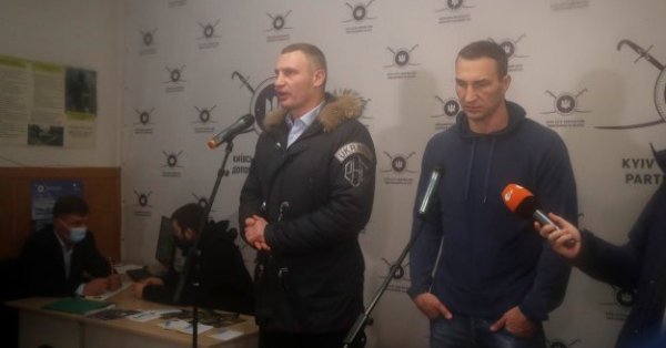 Двамата бивши световни шампиони в тежка категория живеят с оръжие