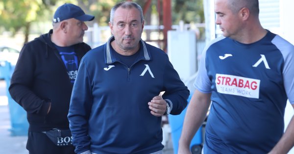 Група от 18 футболисти определи старши треньорът на Левски Станимир