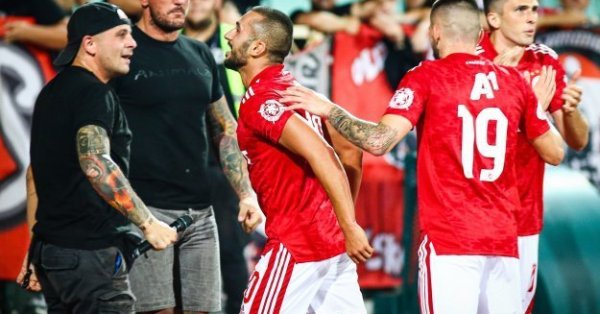 Отлагането на мачовете от първенството на нашите евроучастници породи много