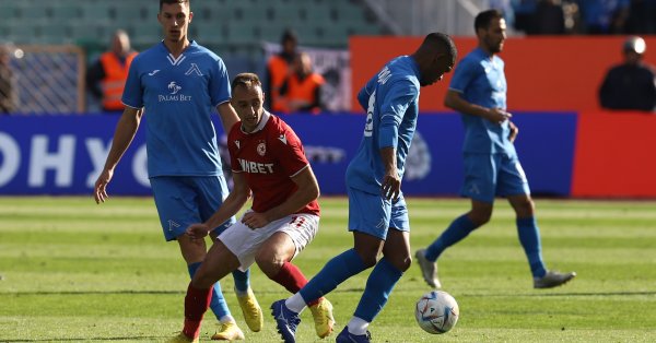 Плеймейкърът получи разтежение в задната част на лявото бедро срещу